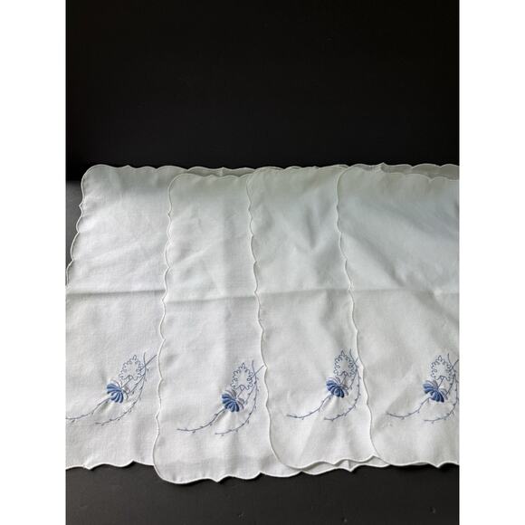 Vintage 60s Crewel Embroidered Napkins Linen Blue White Floral Scalloped Set 4 - Picture 1 of 6